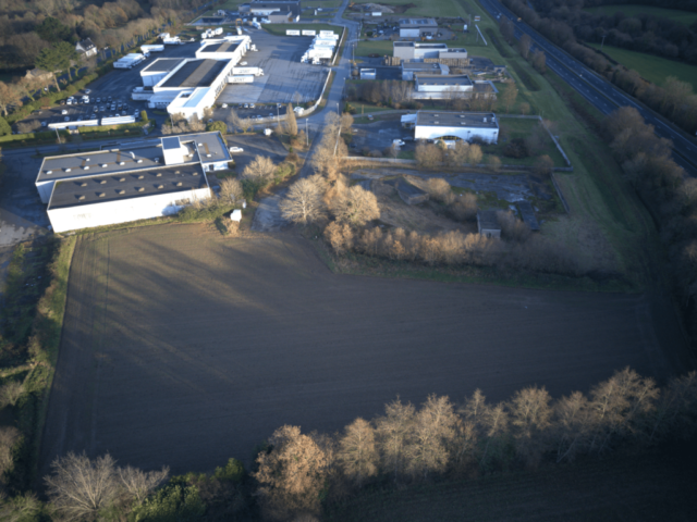 Local d’activité en Bretagne vue du haut angle 2