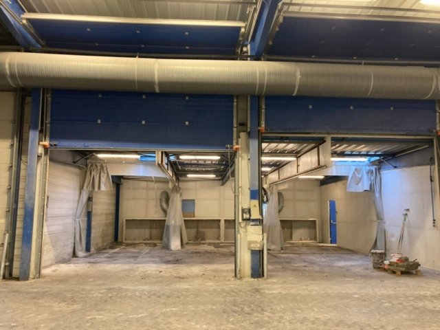 deux hangar avec porte automatique