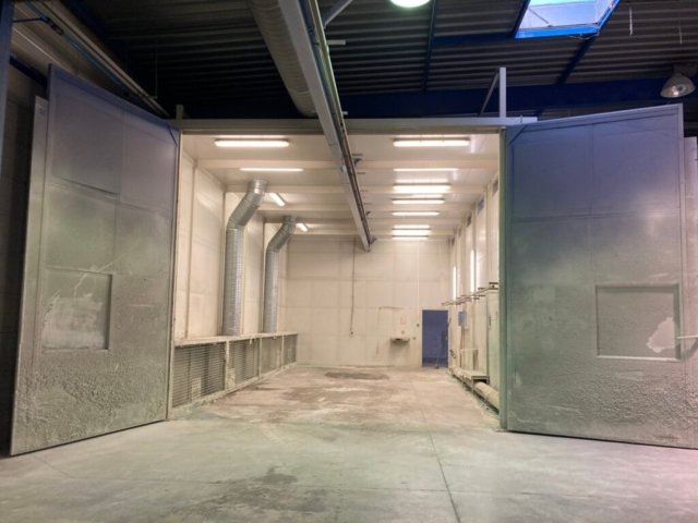 hangar avec porte hermétique