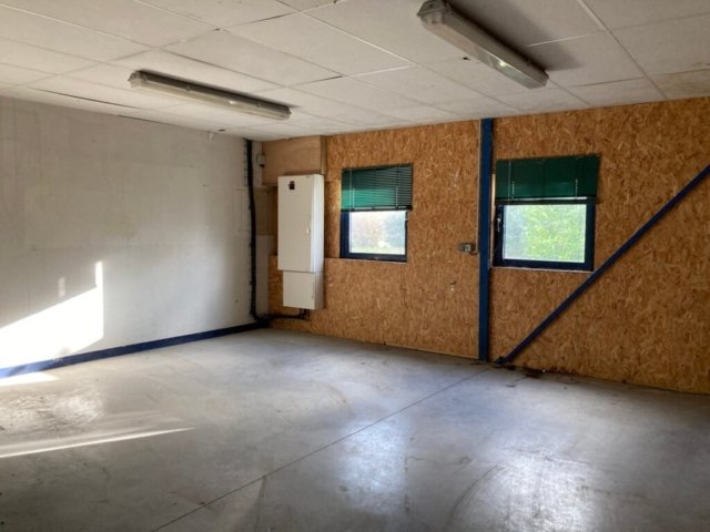 salle 2 avec fenetre et éclairage