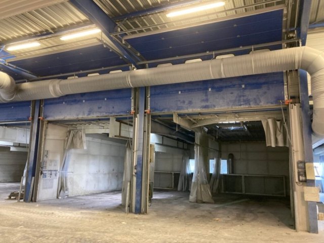 trois hangar avec porte automatique et trés spacieux