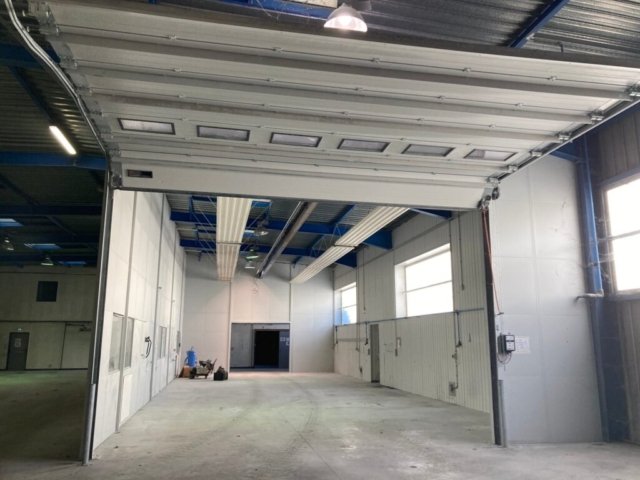 un hangar avec porte automatique