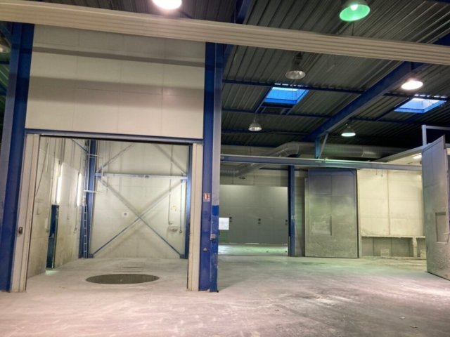 zone centrale avec autre hangar avec porte automatique