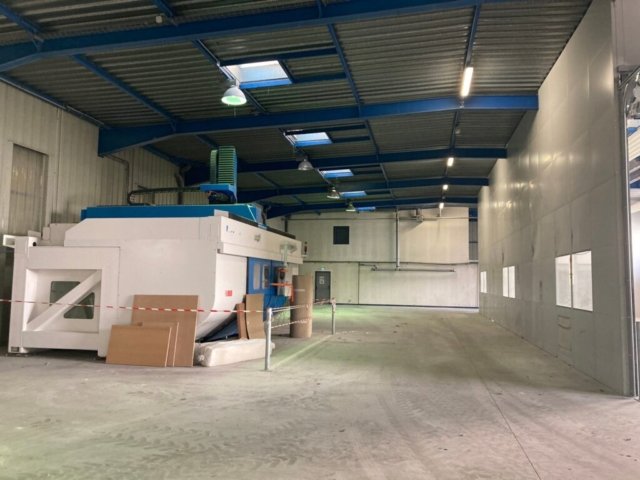 zone centrale avec grande place pour machine de tous type