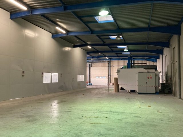 zone centrale avec grande place pour machine de tous type 2