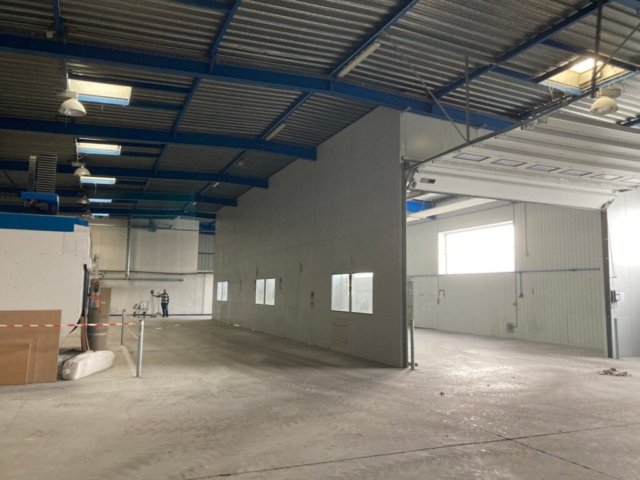 zone centrale avec hangar a porte automatique